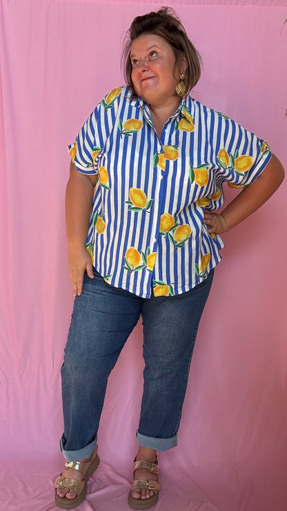 Une chemise grande taille pleine de fraîcheur et de bonne humeur ! Son motif à rayures bleu et ses jolis citrons apportent instantanément du peps à tes tenues 🌈