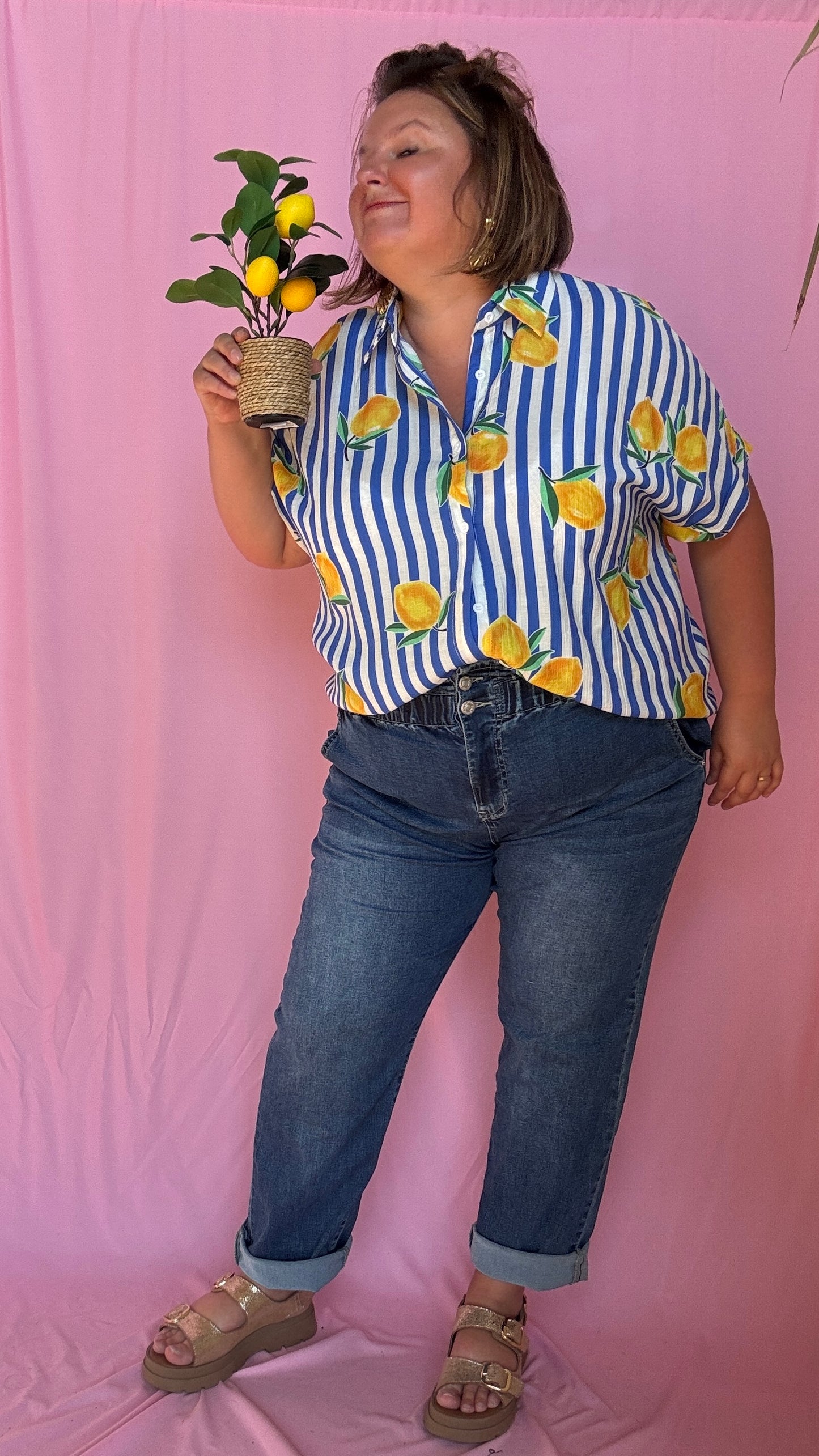 Une chemise grande taille pleine de fraîcheur et de bonne humeur ! Son motif à rayures bleu et ses jolis citrons apportent instantanément du peps à tes tenues 🌈