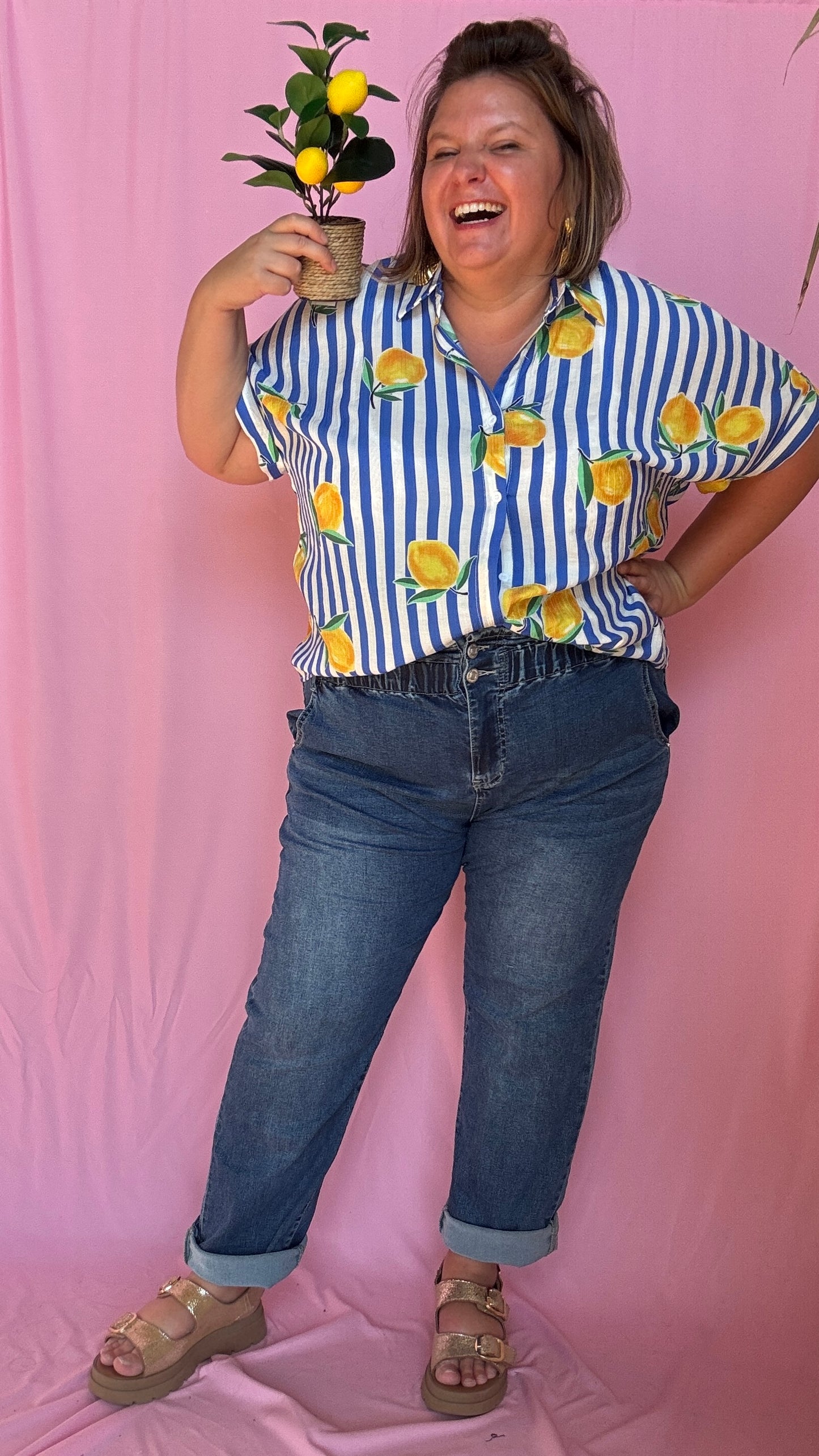 Une chemise grande taille pleine de fraîcheur et de bonne humeur ! Son motif à rayures bleu et ses jolis citrons apportent instantanément du peps à tes tenues 🌈