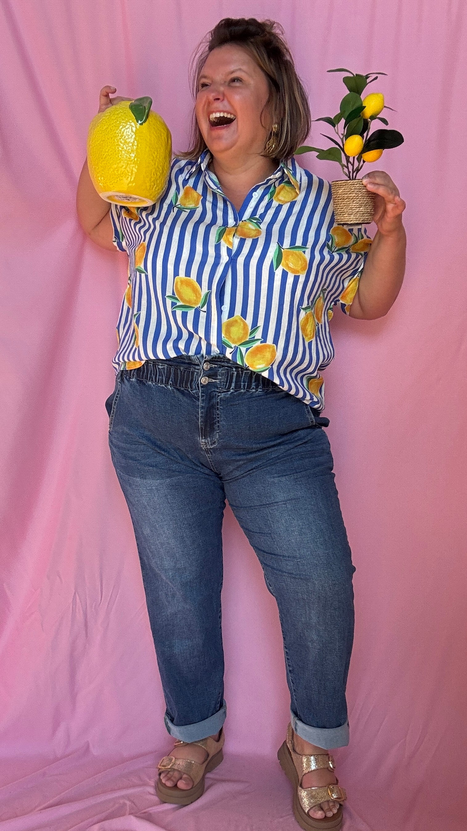 Une chemise grande taille pleine de fraîcheur et de bonne humeur ! Son motif à rayures bleu et ses jolis citrons apportent instantanément du peps à tes tenues 🌈