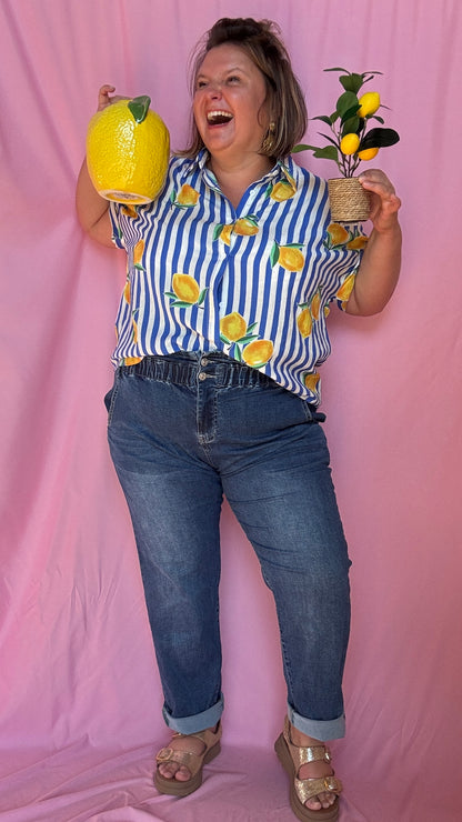 Une chemise grande taille pleine de fraîcheur et de bonne humeur ! Son motif à rayures bleu et ses jolis citrons apportent instantanément du peps à tes tenues 🌈