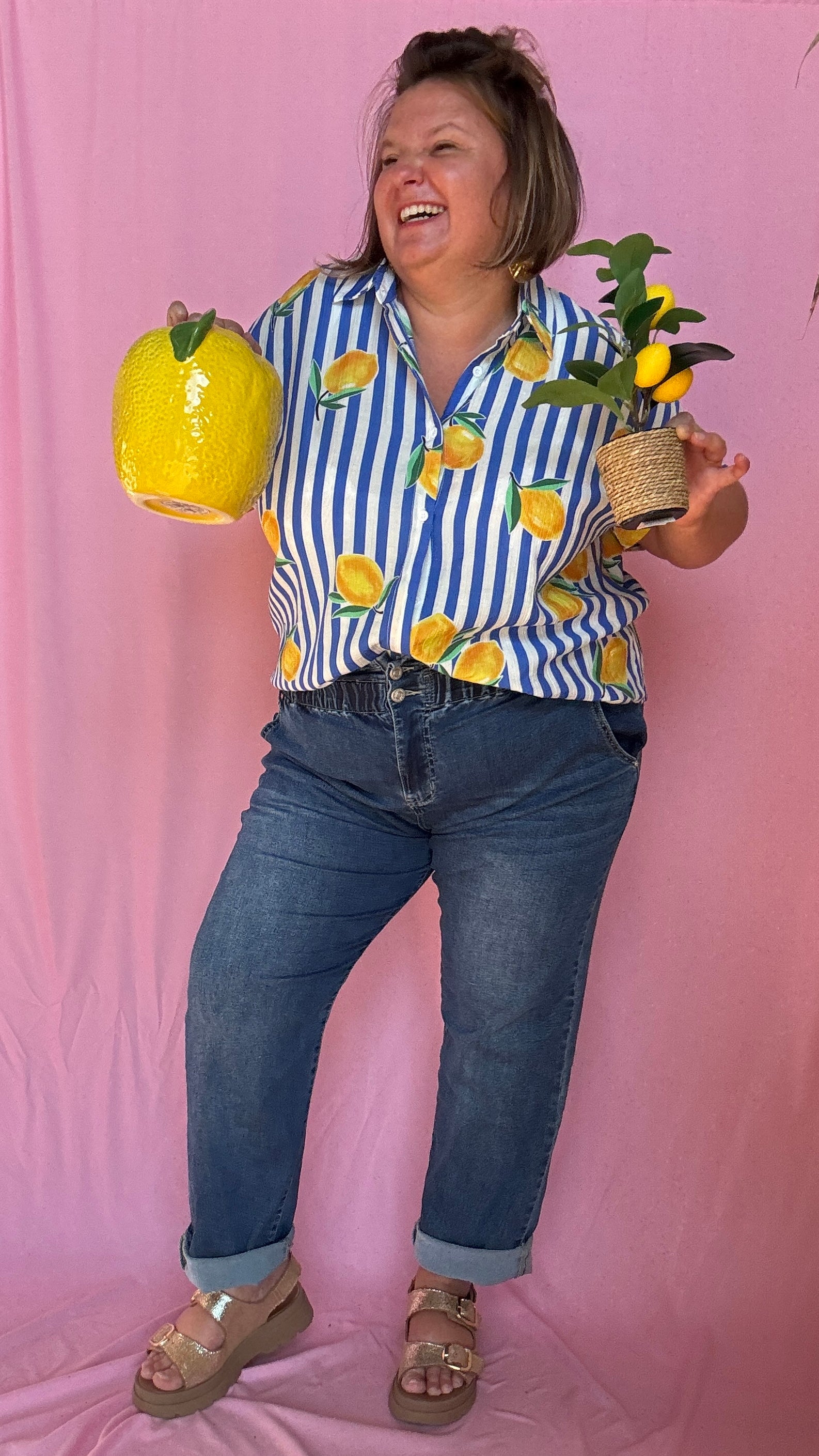 Une chemise grande taille pleine de fraîcheur et de bonne humeur ! Son motif à rayures bleu et ses jolis citrons apportent instantanément du peps à tes tenues 🌈