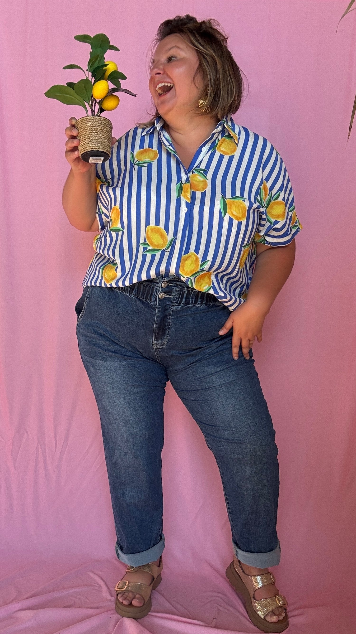 Une chemise grande taille pleine de fraîcheur et de bonne humeur ! Son motif à rayures bleu et ses jolis citrons apportent instantanément du peps à tes tenues 🌈