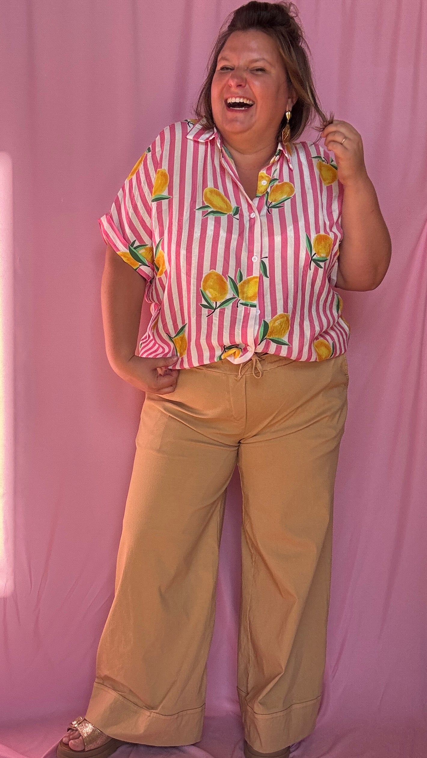 Une chemise grande taille pleine de fraîcheur et de bonne humeur ! Son motif à rayures rose et ses jolis citrons apportent instantanément du peps à tes tenues 🌈