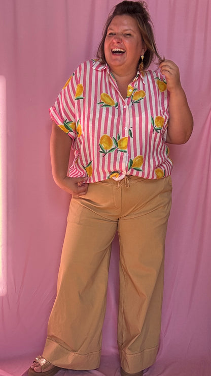 Une chemise grande taille pleine de fraîcheur et de bonne humeur ! Son motif à rayures rose et ses jolis citrons apportent instantanément du peps à tes tenues 🌈