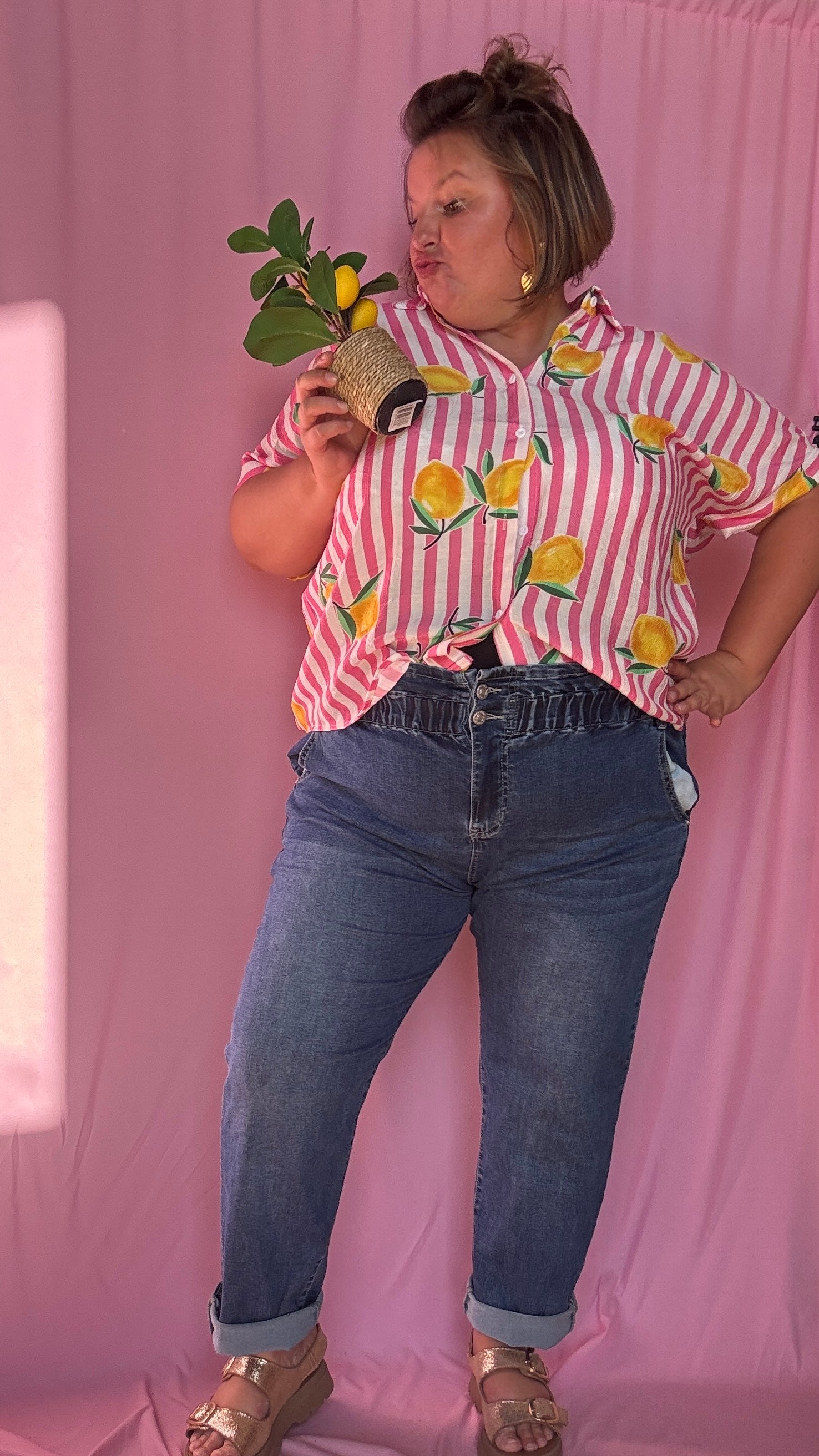 Une chemise grande taille pleine de fraîcheur et de bonne humeur ! Son motif à rayures rose et ses jolis citrons apportent instantanément du peps à tes tenues 🌈