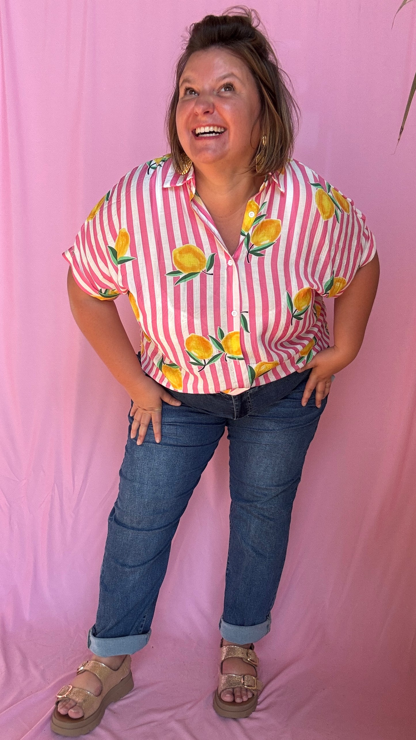 Une chemise grande taille pleine de fraîcheur et de bonne humeur ! Son motif à rayures rose et ses jolis citrons apportent instantanément du peps à tes tenues 🌈