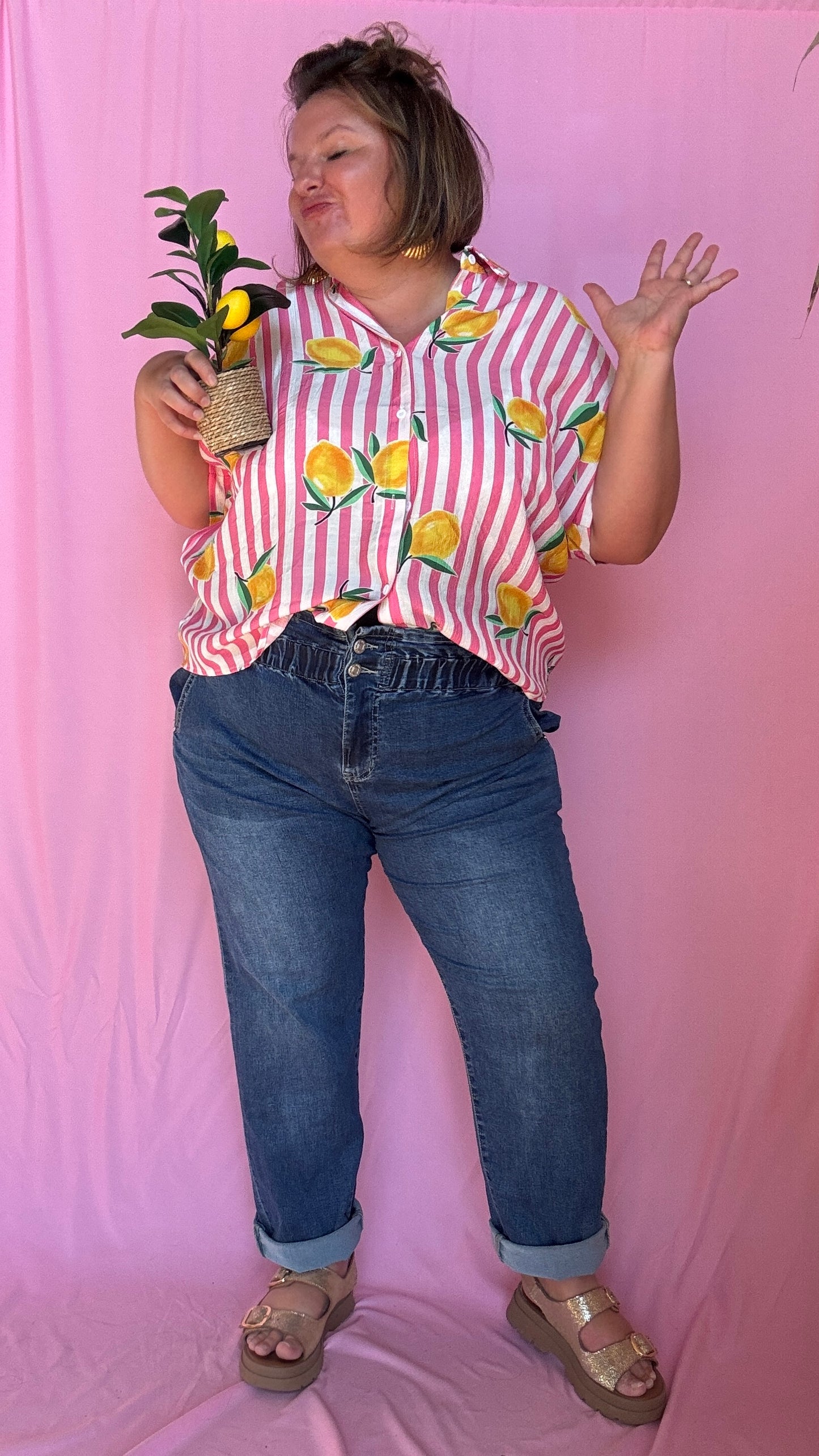Une chemise grande taille pleine de fraîcheur et de bonne humeur ! Son motif à rayures rose et ses jolis citrons apportent instantanément du peps à tes tenues 🌈