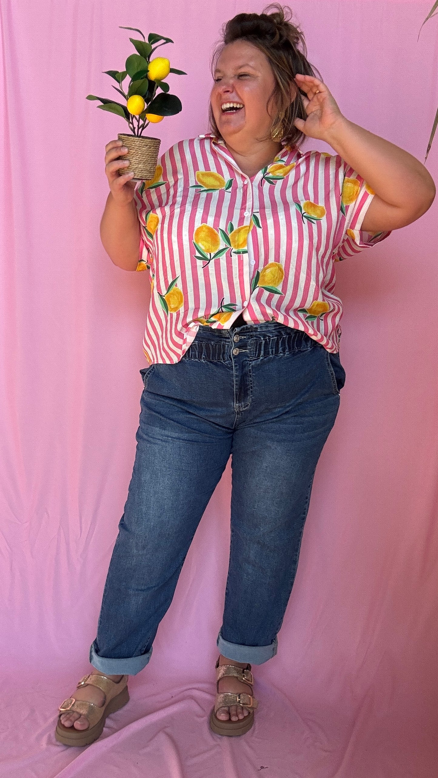 Une chemise grande taille pleine de fraîcheur et de bonne humeur ! Son motif à rayures rose et ses jolis citrons apportent instantanément du peps à tes tenues 🌈