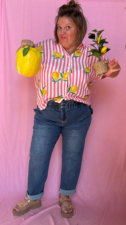 Une chemise grande taille pleine de fraîcheur et de bonne humeur ! Son motif à rayures rose et ses jolis citrons apportent instantanément du peps à tes tenues 🌈