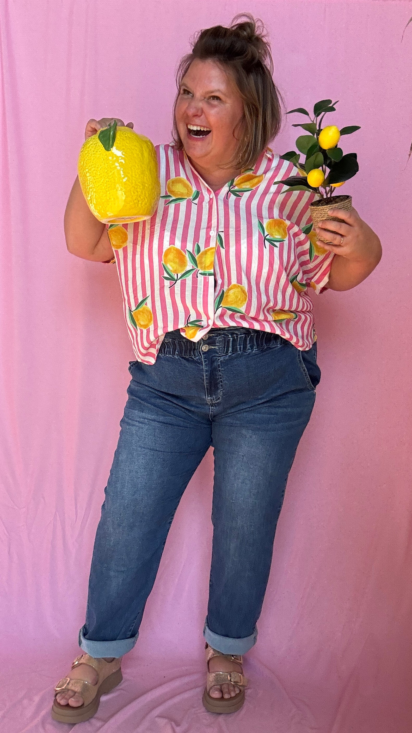 Une chemise grande taille pleine de fraîcheur et de bonne humeur ! Son motif à rayures rose et ses jolis citrons apportent instantanément du peps à tes tenues 🌈