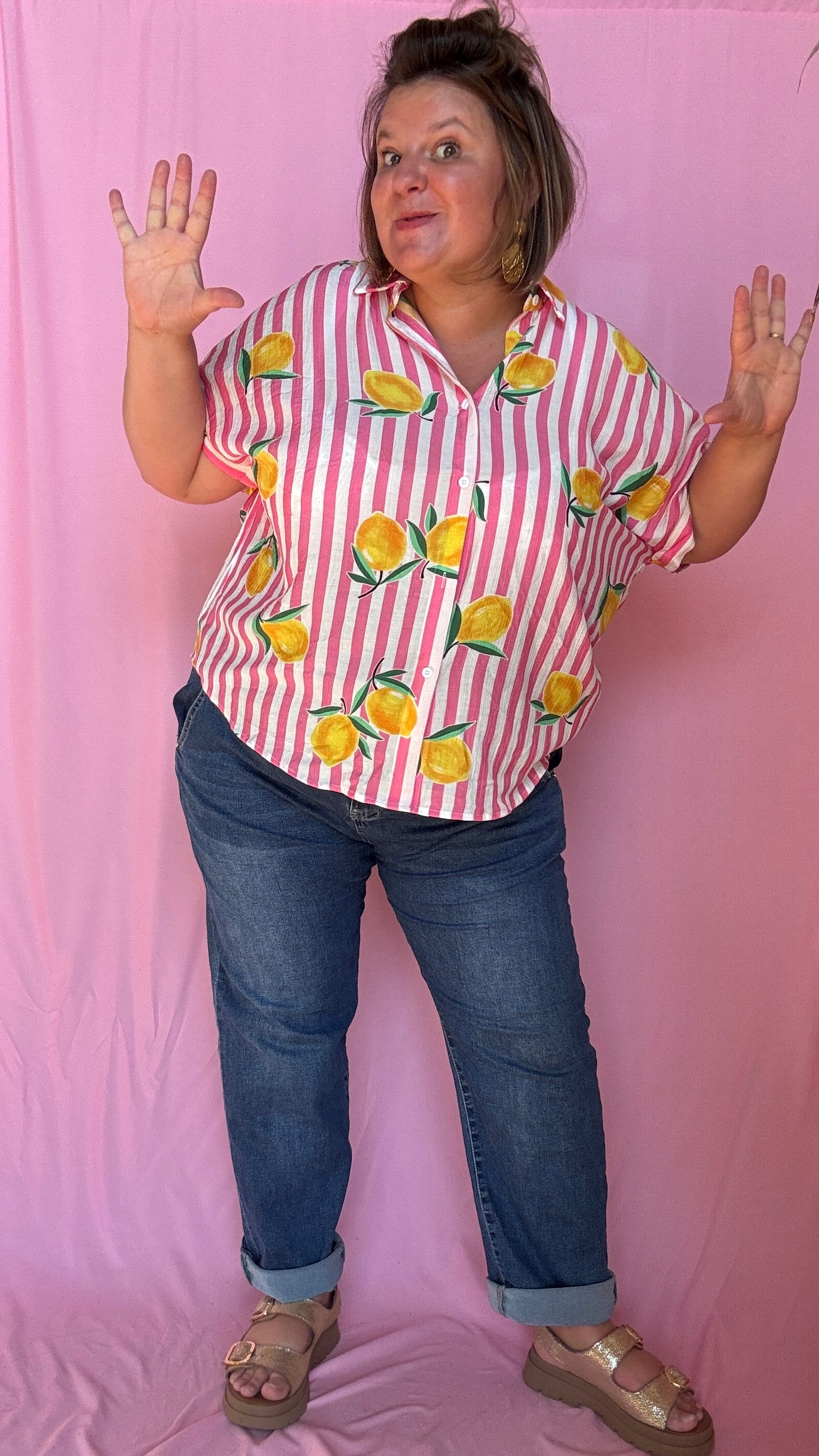 Une chemise grande taille pleine de fraîcheur et de bonne humeur ! Son motif à rayures rose et ses jolis citrons apportent instantanément du peps à tes tenues 🌈