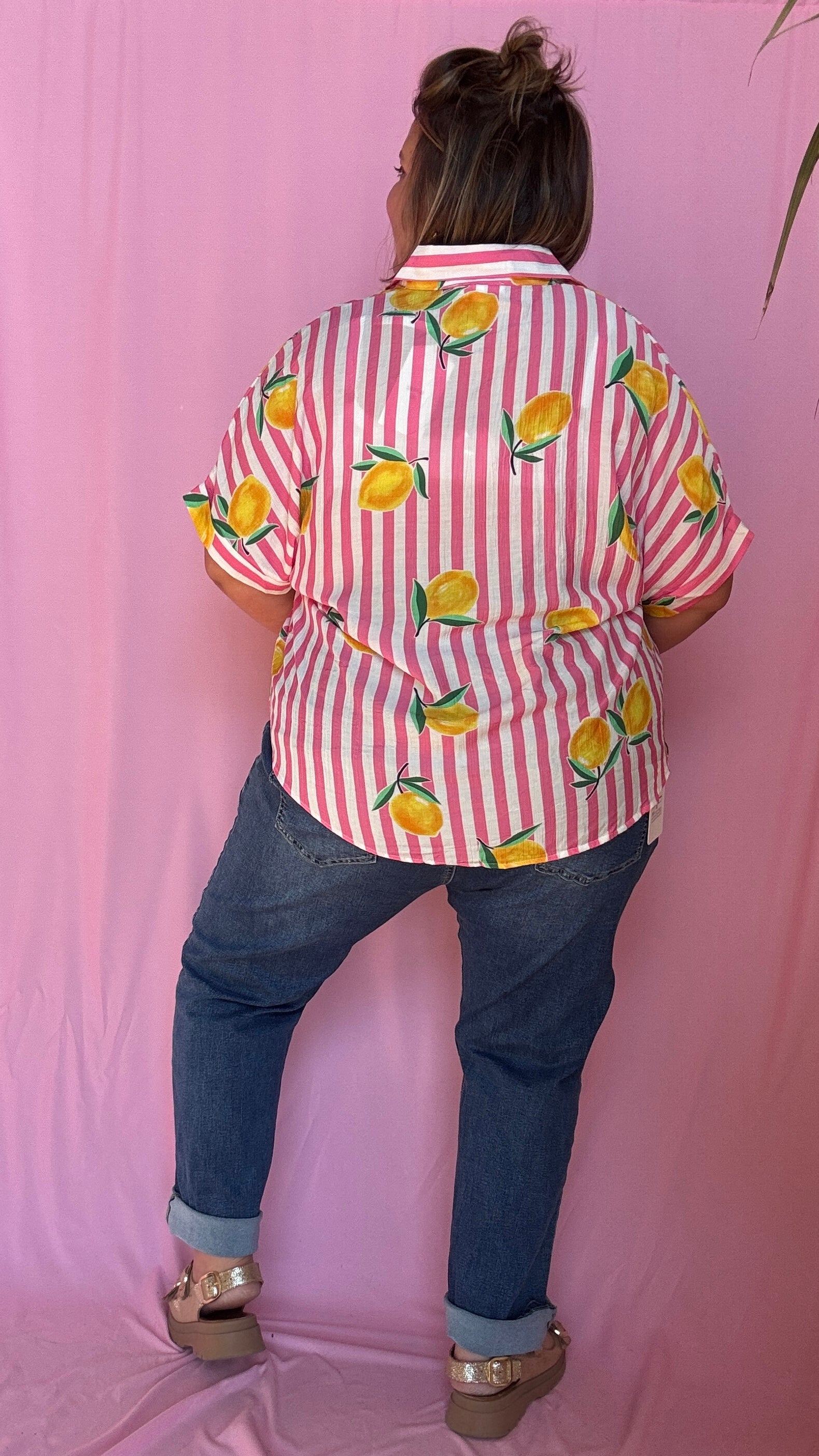 Une chemise grande taille pleine de fraîcheur et de bonne humeur ! Son motif à rayures rose et ses jolis citrons apportent instantanément du peps à tes tenues 🌈
