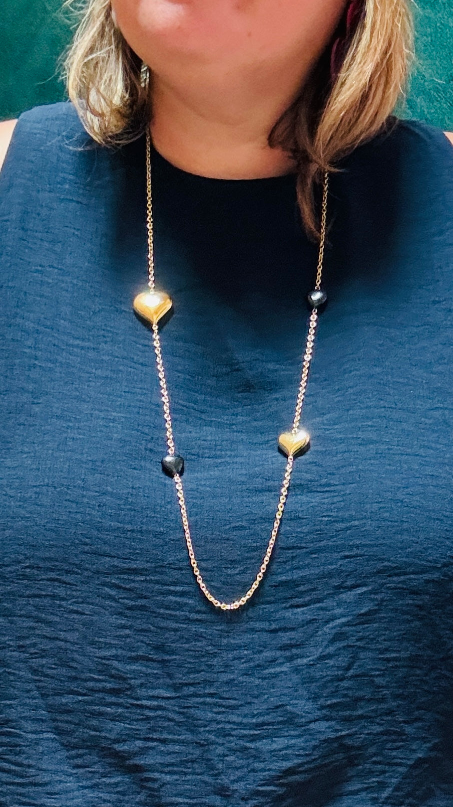 Avec ce collier sautoir doré aux motifs cœurs noirs,  vous ajoutez une touche d'élégance et de créativité à vos tenues. Parfait pour toutes les occasions, il se distingue par son design romantique et sa capacité à rehausser n'importe quelle tenue, du quotidien aux événements spéciaux.