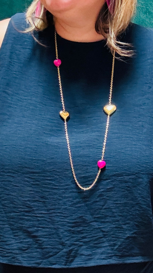 Avec ce collier sautoir doré aux motifs cœurs roses, vous ajoutez une touche d'élégance et de créativité à vos tenues. Parfait pour toutes les occasions, il se distingue par son design romantique et sa capacité à rehausser n'importe quelle tenue, du quotidien aux événements spéciaux.