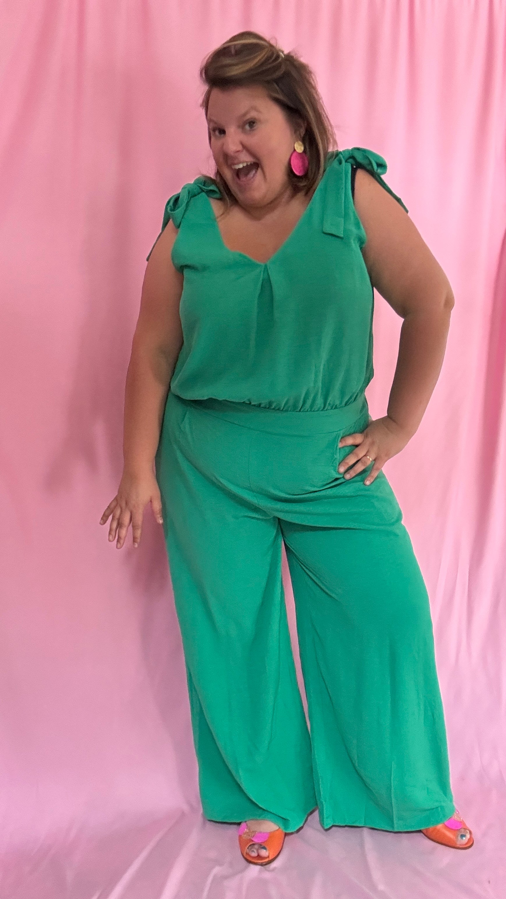 Avec cette combinaison grande taille sans manche verte gazon,  vous alliez élégance et confort pour toutes les occasions