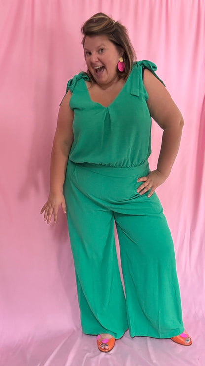 Avec cette combinaison grande taille sans manche verte gazon,  vous alliez élégance et confort pour toutes les occasions