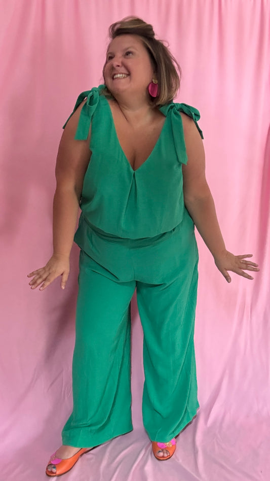 Avec cette combinaison grande taille sans manche verte gazon,  vous alliez élégance et confort pour toutes les occasions
