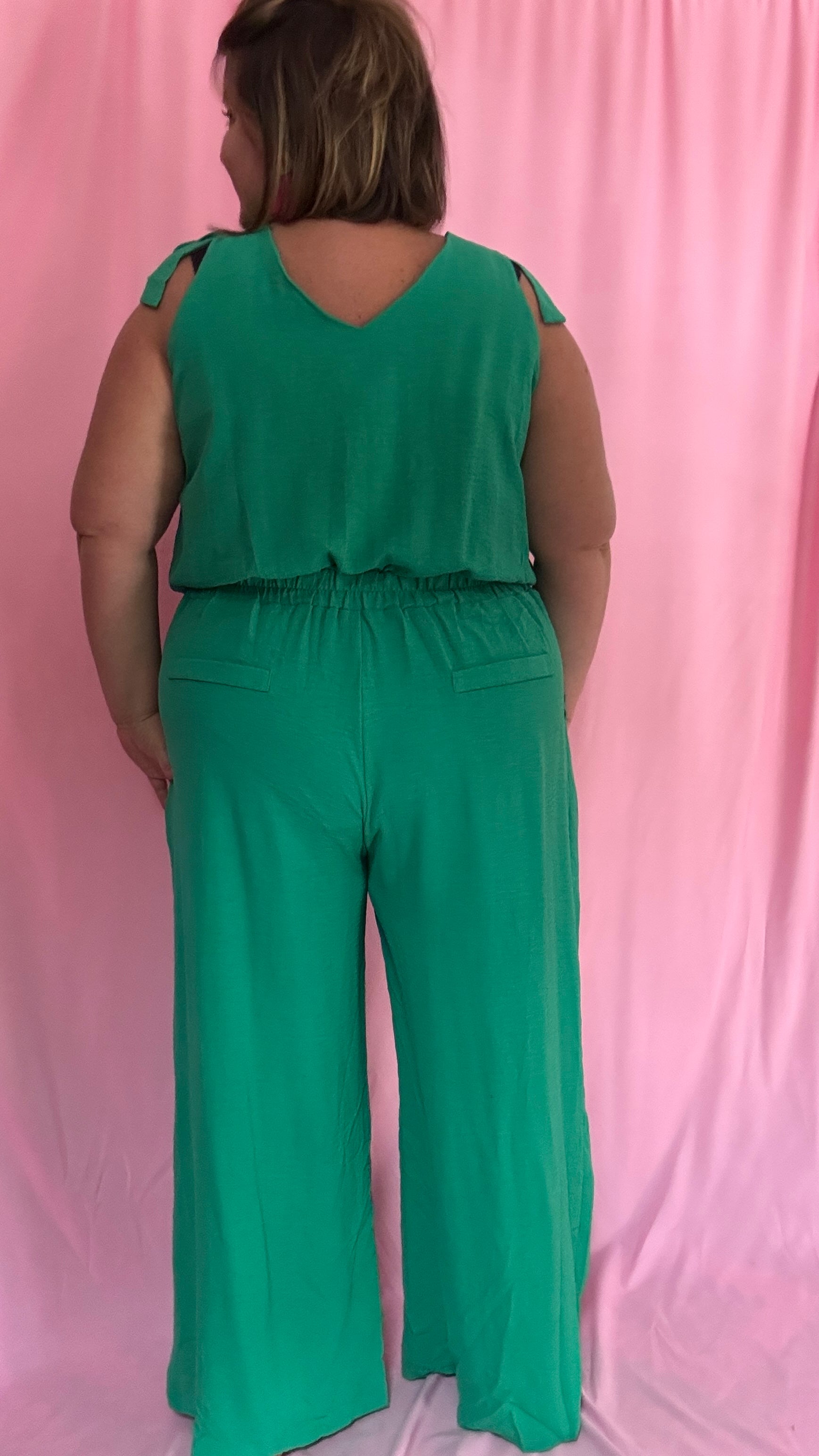Avec cette combinaison grande taille sans manche verte gazon,  vous alliez élégance et confort pour toutes les occasions