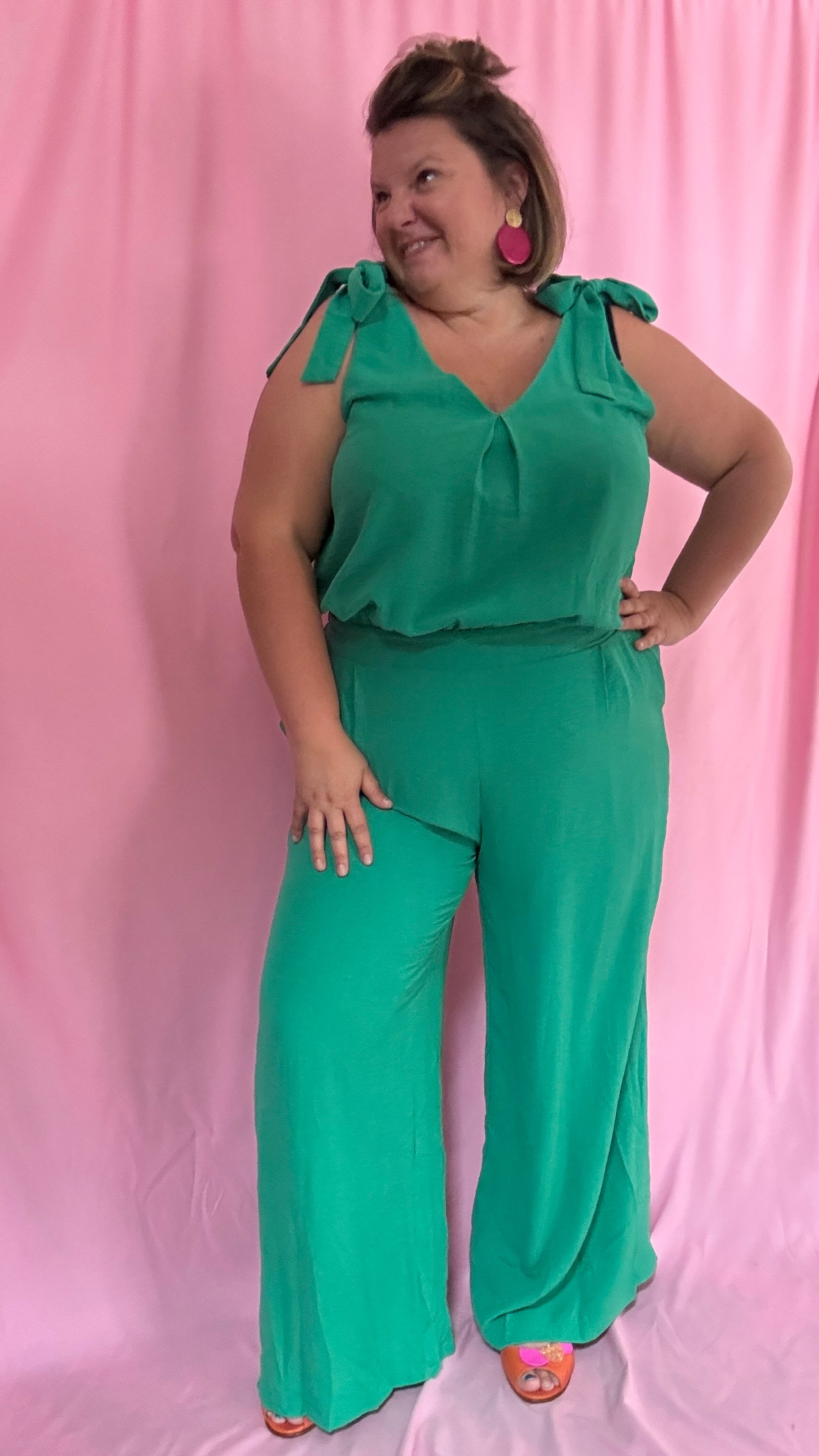 Avec cette combinaison grande taille sans manche verte gazon,  vous alliez élégance et confort pour toutes les occasions