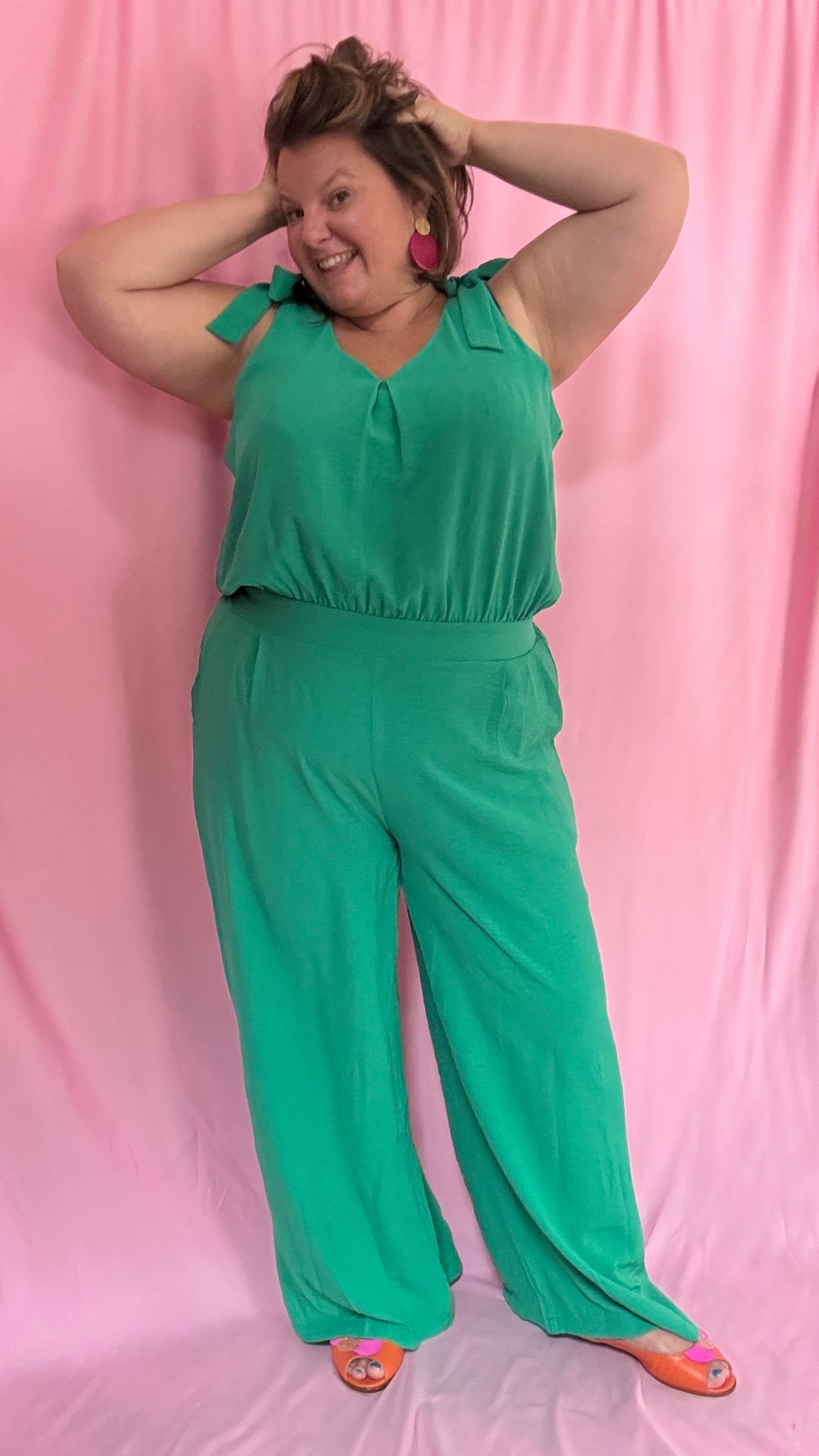 Avec cette combinaison grande taille sans manche verte gazon,  vous alliez élégance et confort pour toutes les occasions