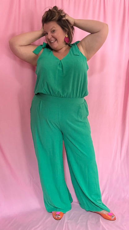 Avec cette combinaison grande taille sans manche verte gazon,  vous alliez élégance et confort pour toutes les occasions