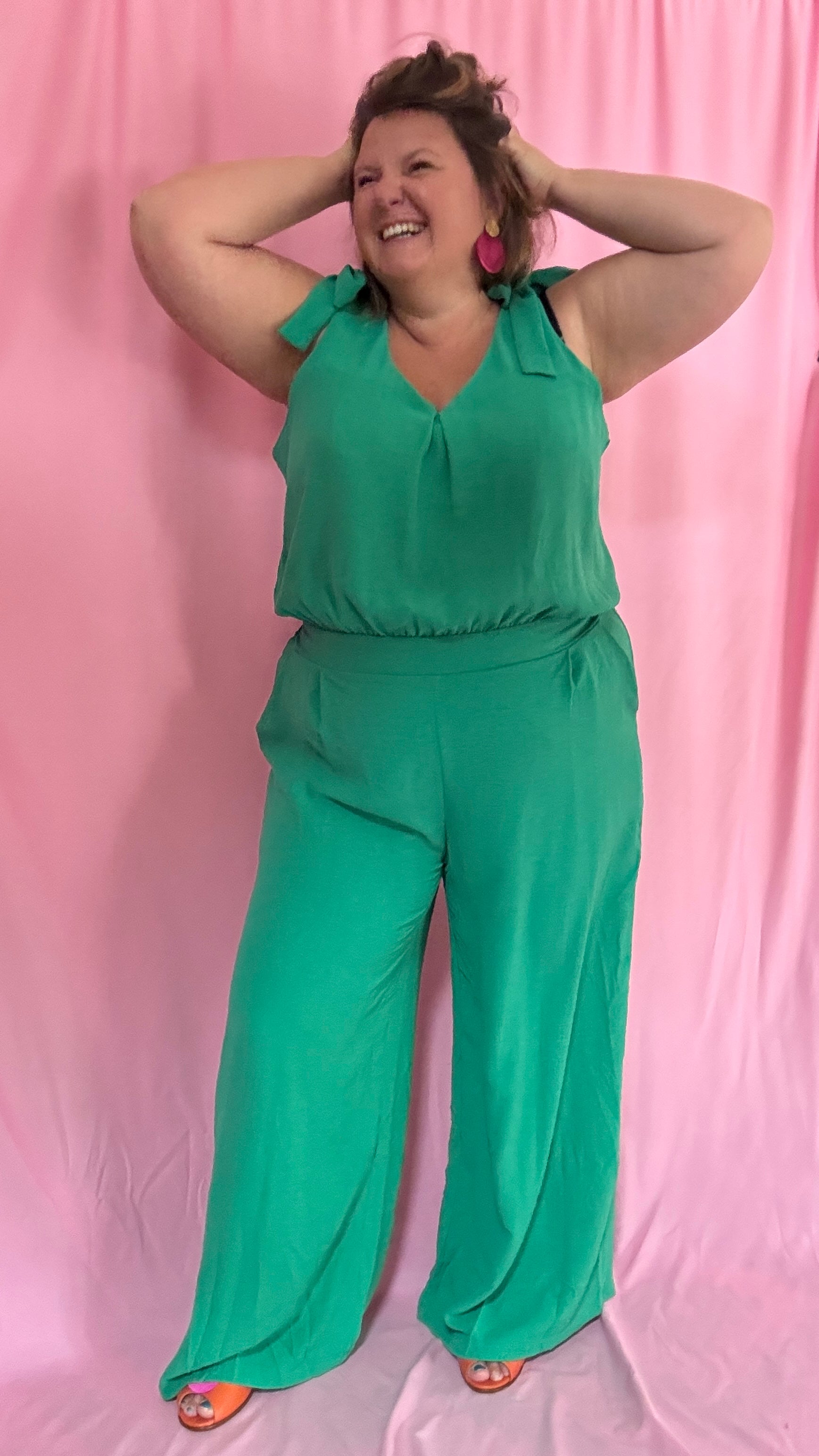 Avec cette combinaison grande taille sans manche verte gazon,  vous alliez élégance et confort pour toutes les occasions
