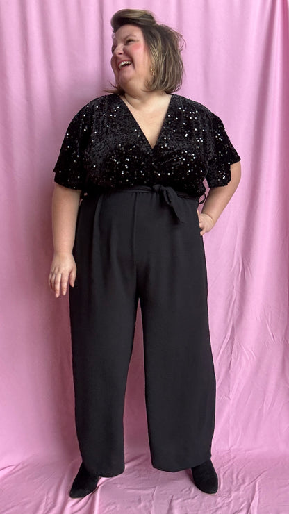 La combinaison grande taille noir  parfaite pour briller sans effort