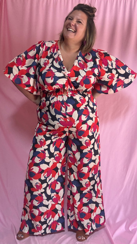 Cette combinaison grande taille au motif fleuri rouge, blanc, bleu roi et rose est un vrai bijou : elle apporte une touche de fraîcheur et d’élégance tout en assurant un confort maximal.