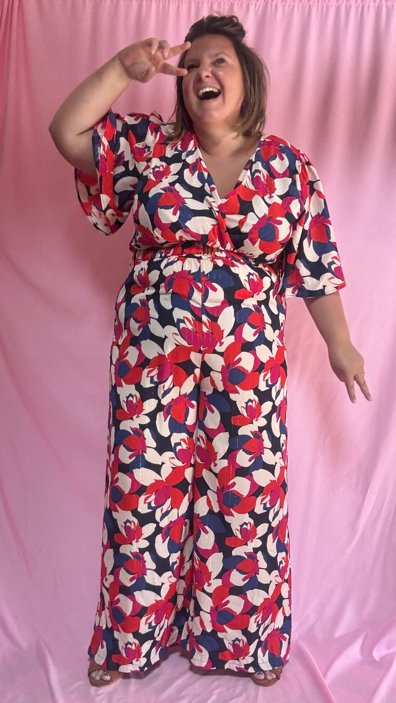 Cette combinaison grande taille au motif fleuri rouge, blanc, bleu roi et rose est un vrai bijou : elle apporte une touche de fraîcheur et d’élégance tout en assurant un confort maximal.
