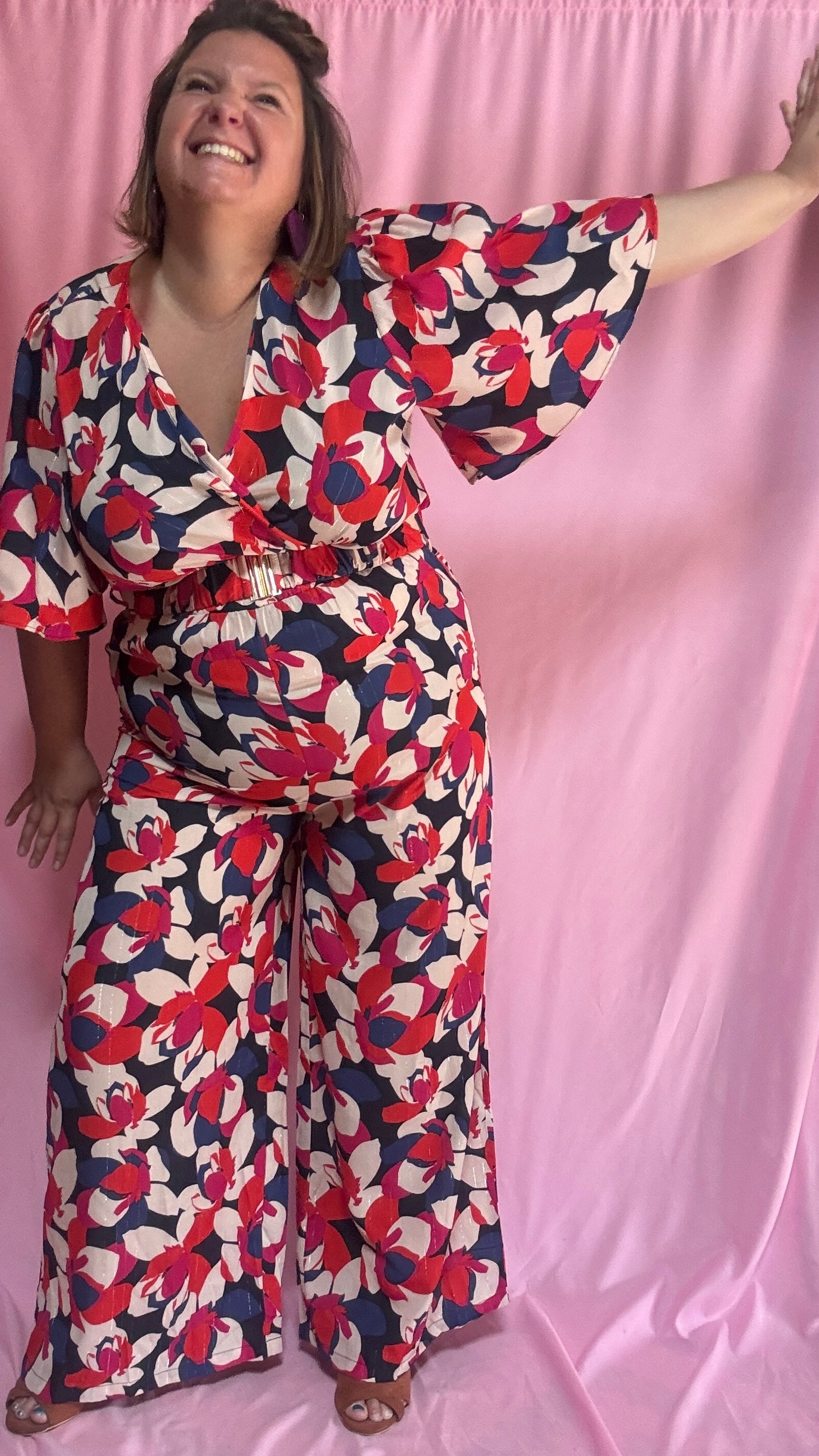Cette combinaison grande taille au motif fleuri rouge, blanc, bleu roi et rose est un vrai bijou : elle apporte une touche de fraîcheur et d’élégance tout en assurant un confort maximal.