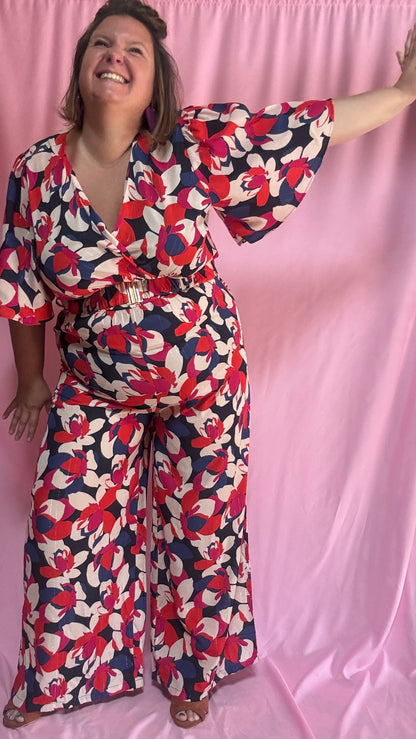 Cette combinaison grande taille au motif fleuri rouge, blanc, bleu roi et rose est un vrai bijou : elle apporte une touche de fraîcheur et d’élégance tout en assurant un confort maximal.