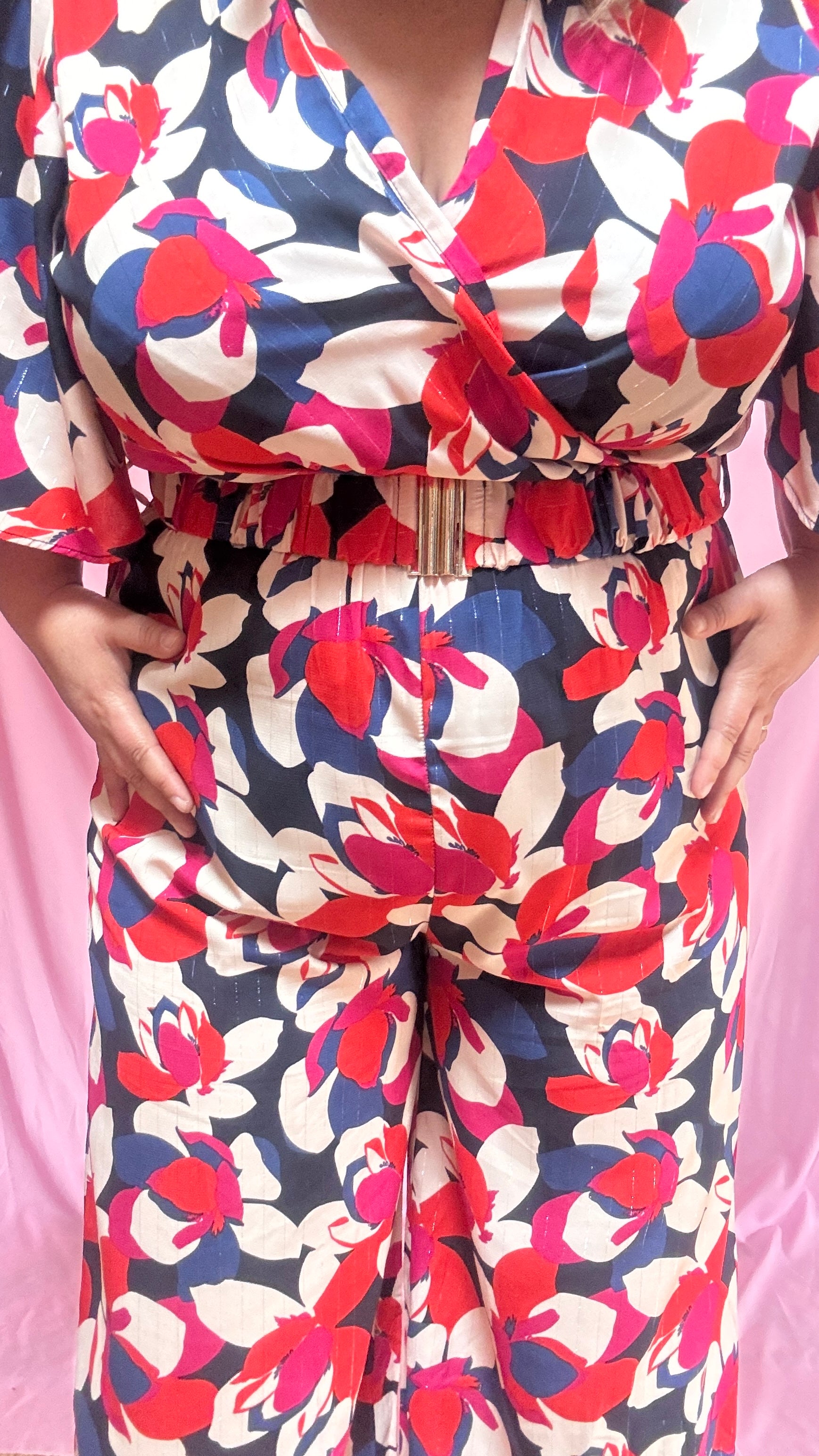 Cette combinaison grande taille au motif fleuri rouge, blanc, bleu roi et rose est un vrai bijou : elle apporte une touche de fraîcheur et d’élégance tout en assurant un confort maximal.