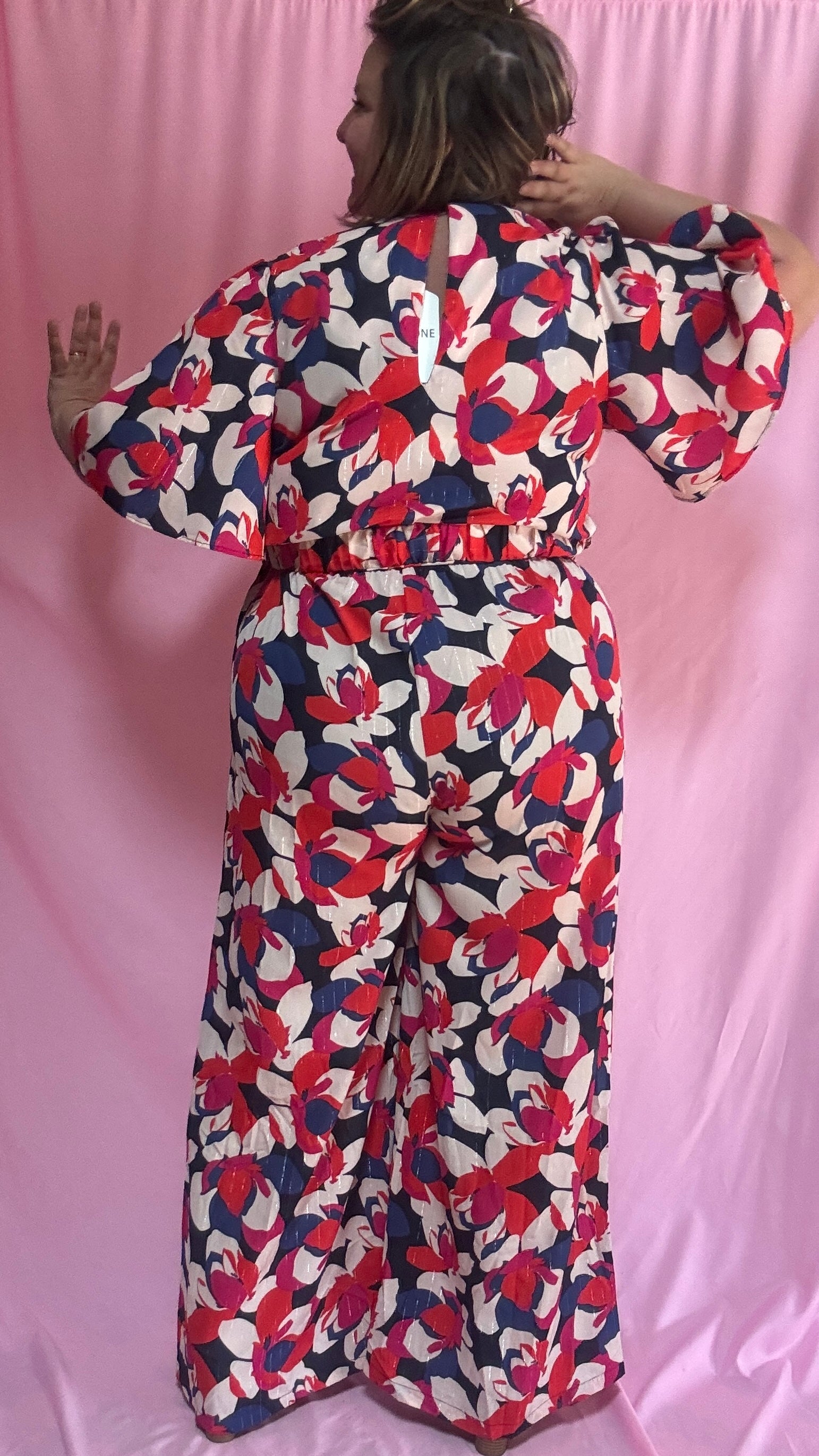 Cette combinaison grande taille au motif fleuri rouge, blanc, bleu roi et rose est un vrai bijou : elle apporte une touche de fraîcheur et d’élégance tout en assurant un confort maximal.