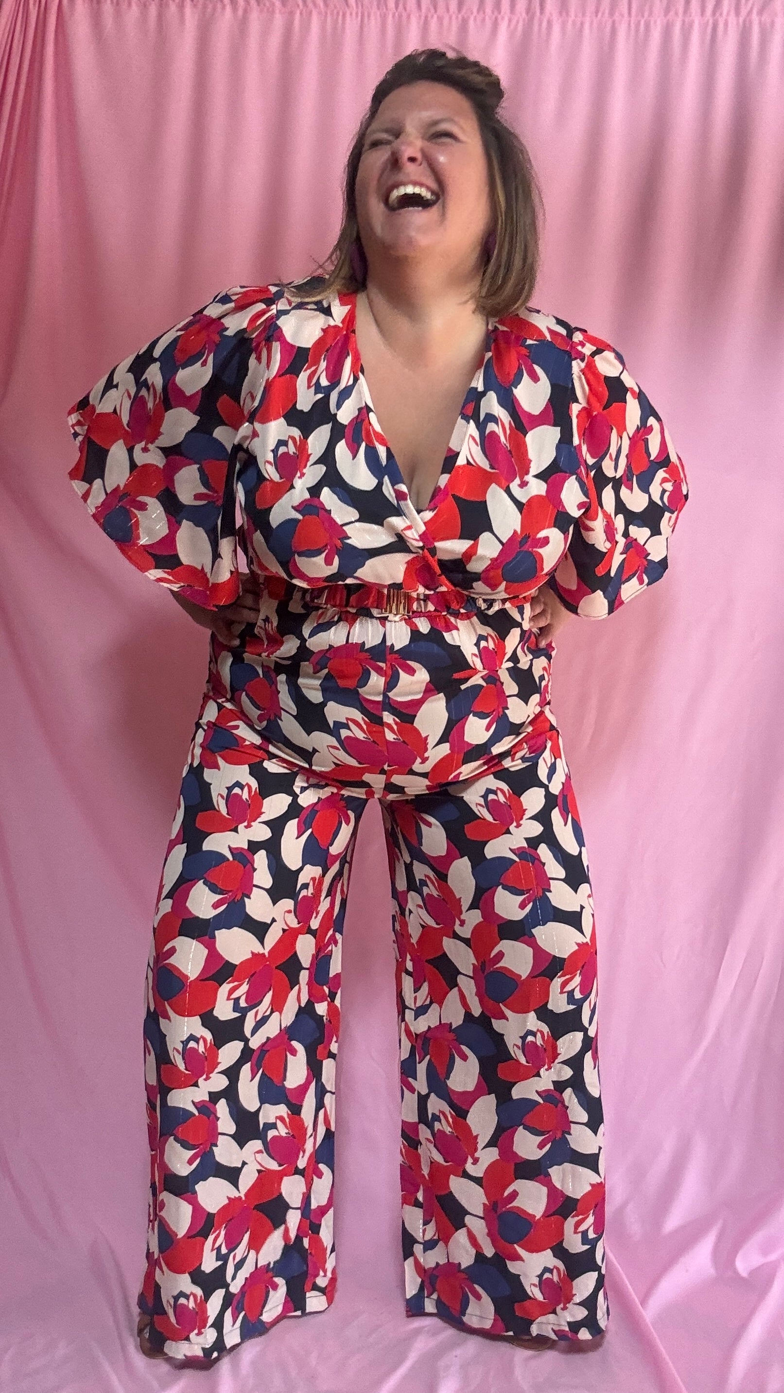 Cette combinaison grande taille au motif fleuri rouge, blanc, bleu roi et rose est un vrai bijou : elle apporte une touche de fraîcheur et d’élégance tout en assurant un confort maximal.