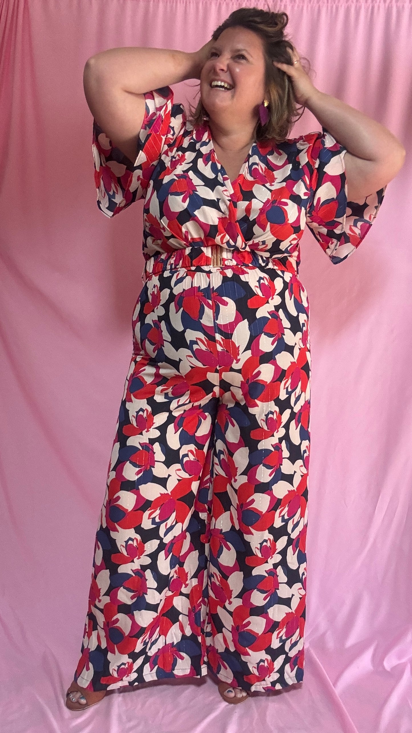 Cette combinaison grande taille au motif fleuri rouge, blanc, bleu roi et rose est un vrai bijou : elle apporte une touche de fraîcheur et d’élégance tout en assurant un confort maximal.