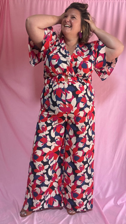 Cette combinaison grande taille au motif fleuri rouge, blanc, bleu roi et rose est un vrai bijou : elle apporte une touche de fraîcheur et d’élégance tout en assurant un confort maximal.