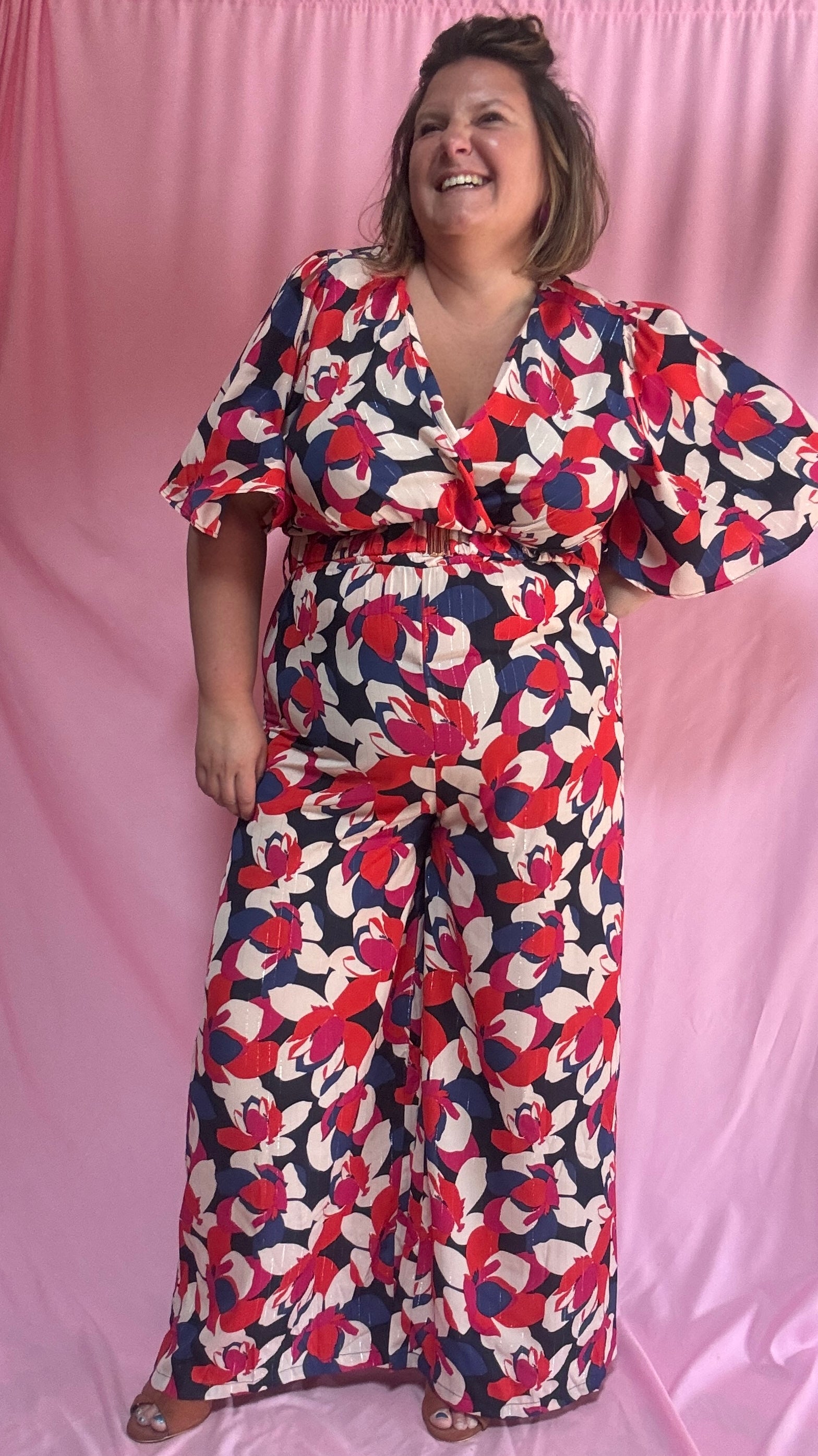 Cette combinaison grande taille au motif fleuri rouge, blanc, bleu roi et rose est un vrai bijou : elle apporte une touche de fraîcheur et d’élégance tout en assurant un confort maximal.