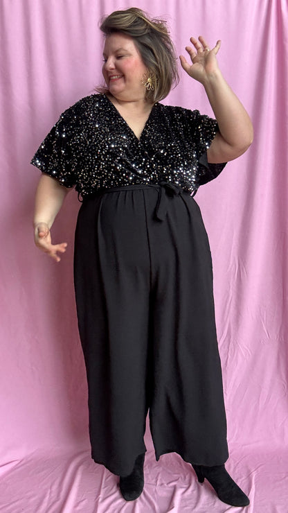 La combinaison grande taille noir et argentée parfaite pour briller sans effort