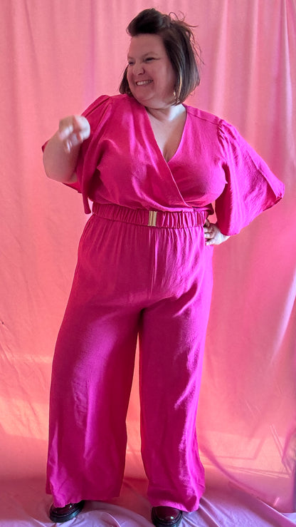 Combinaison grande taille rose fuchsia, décolleté flatteur, manches fluides et ceinture intégrée