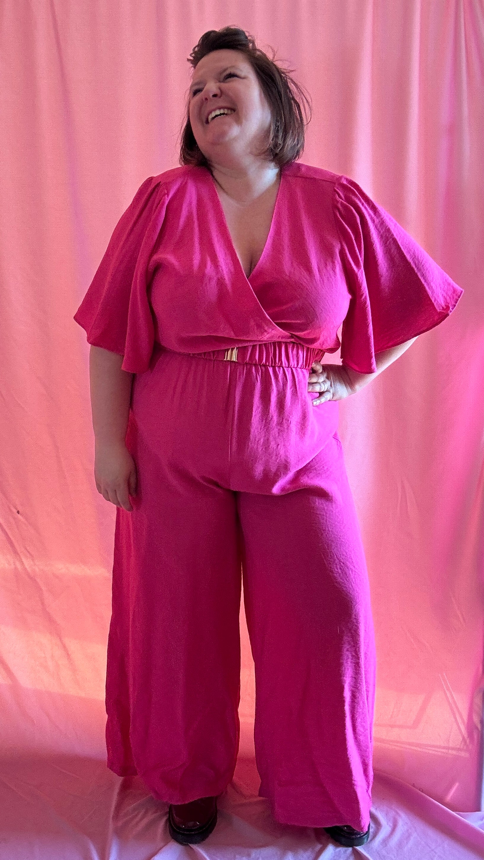 Combinaison grande taille rose fuchsia, décolleté flatteur, manches fluides et ceinture intégrée