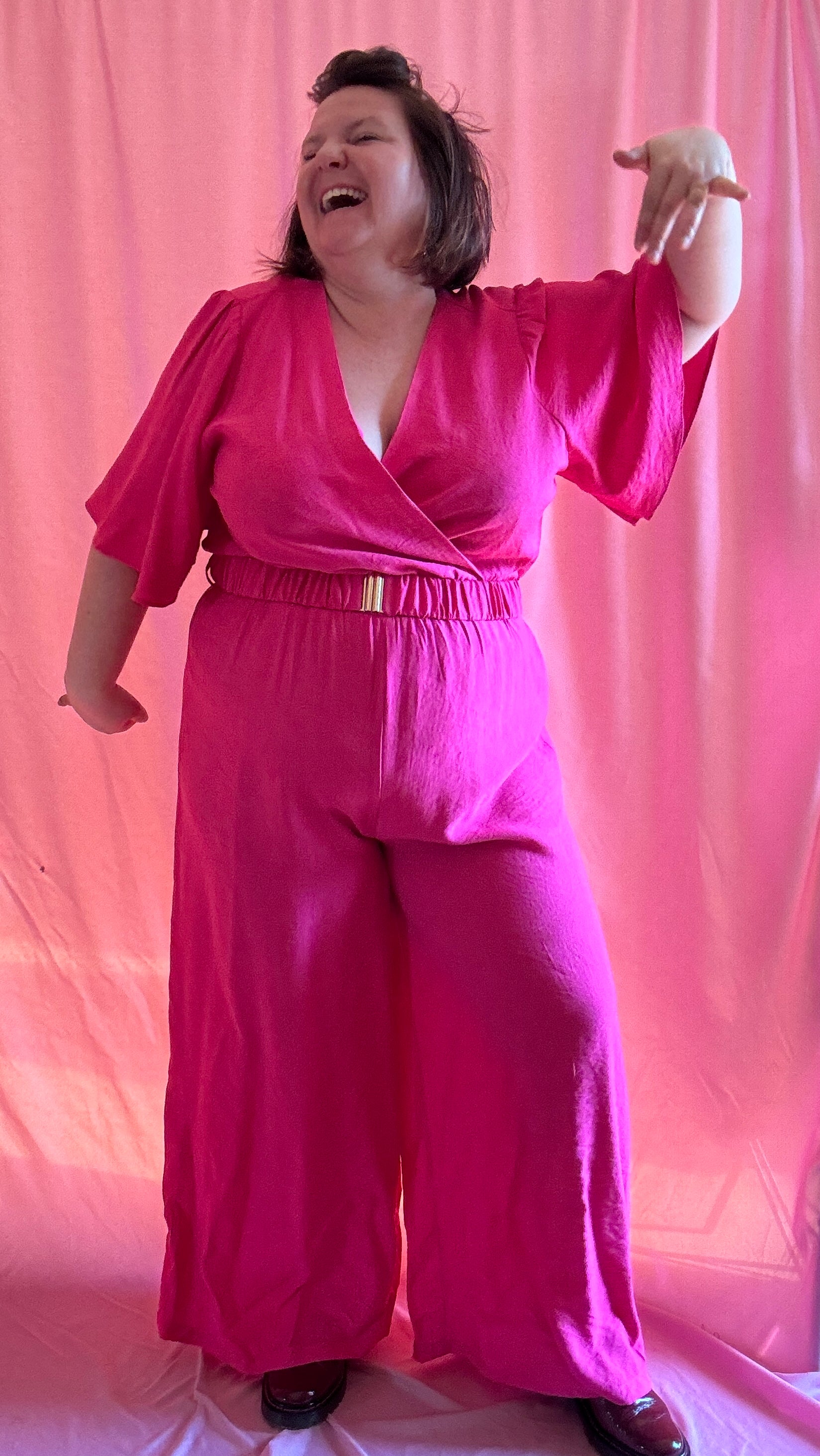 Combinaison grande taille rose fuchsia, décolleté flatteur, manches fluides et ceinture intégrée