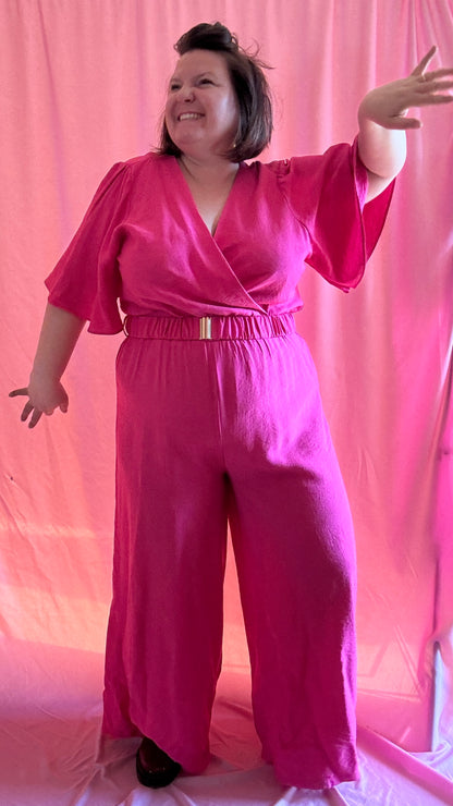 Combinaison grande taille rose fuchsia, décolleté flatteur, manches fluides et ceinture intégrée