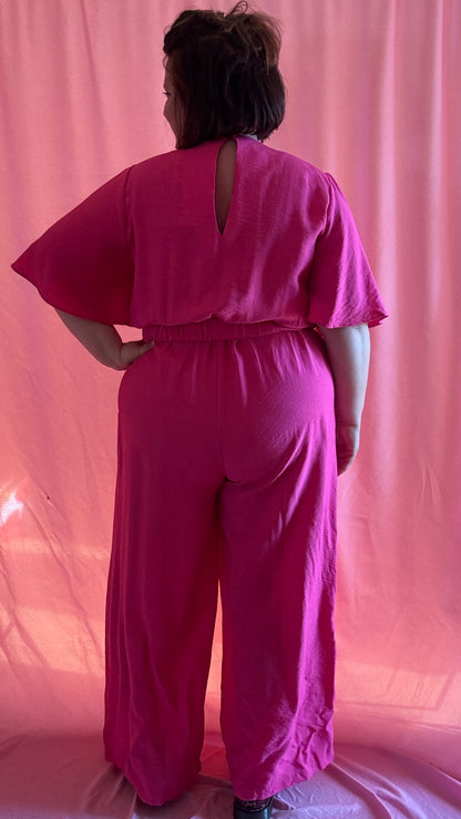 Combinaison grande taille rose fuchsia, décolleté flatteur, manches fluides et ceinture intégrée