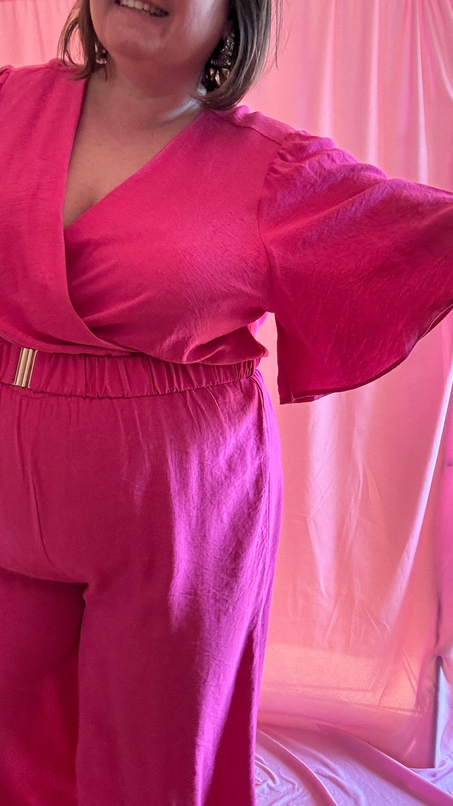 Combinaison grande taille rose fuchsia, décolleté flatteur, manches fluides et ceinture intégrée