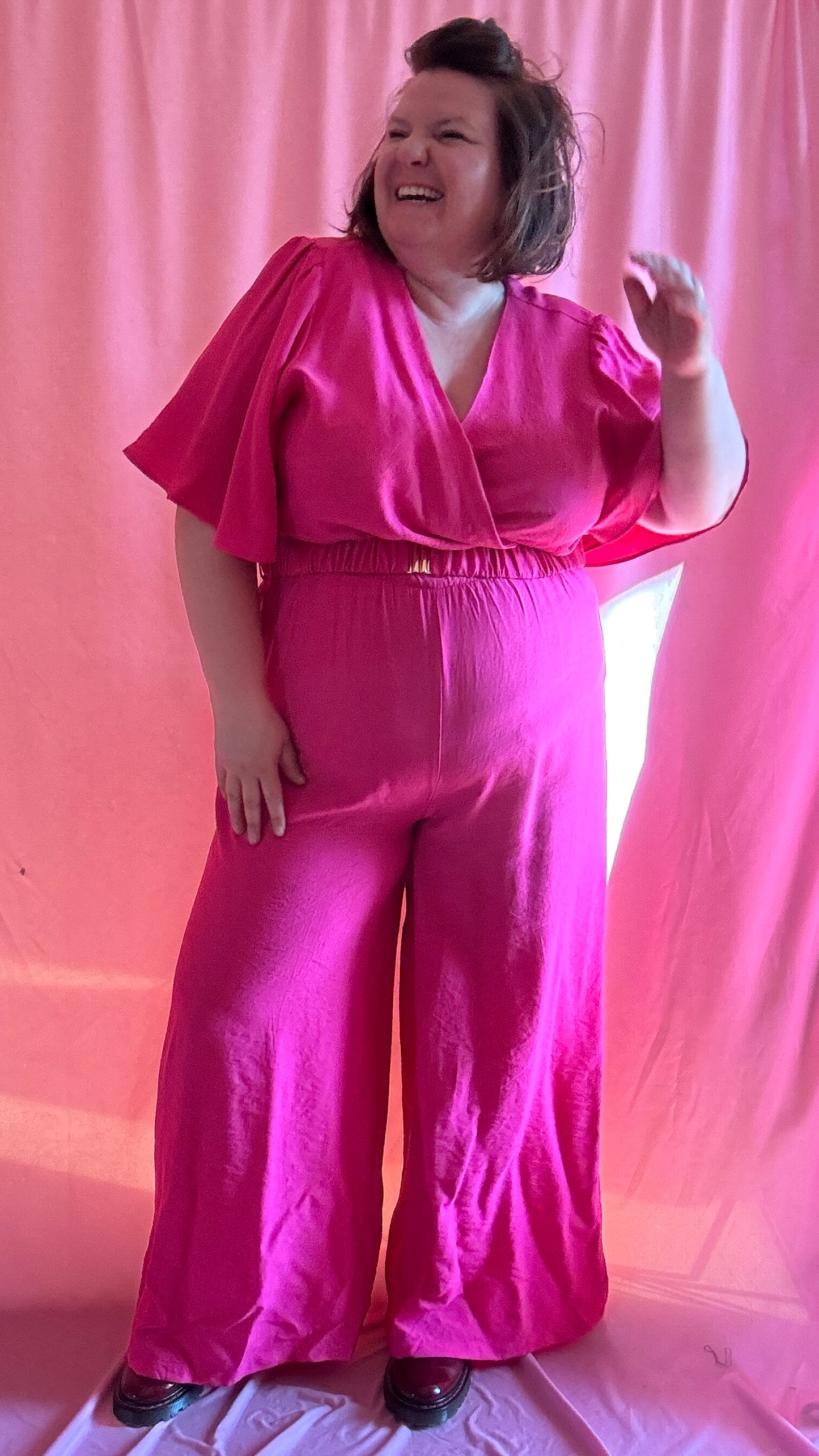 Combinaison grande taille rose fuchsia, décolleté flatteur, manches fluides et ceinture intégrée