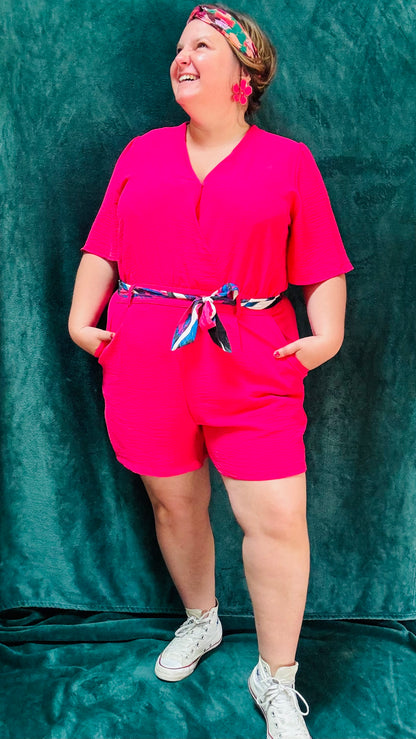 Avec ce combishort grande taille rose fushia fluide et léger, soyez prêt à afficher un style estival et décontracté avec une touche de créativité et d'originalité. Idéal pour celles qui aiment les tenues confortables et dynamiques.