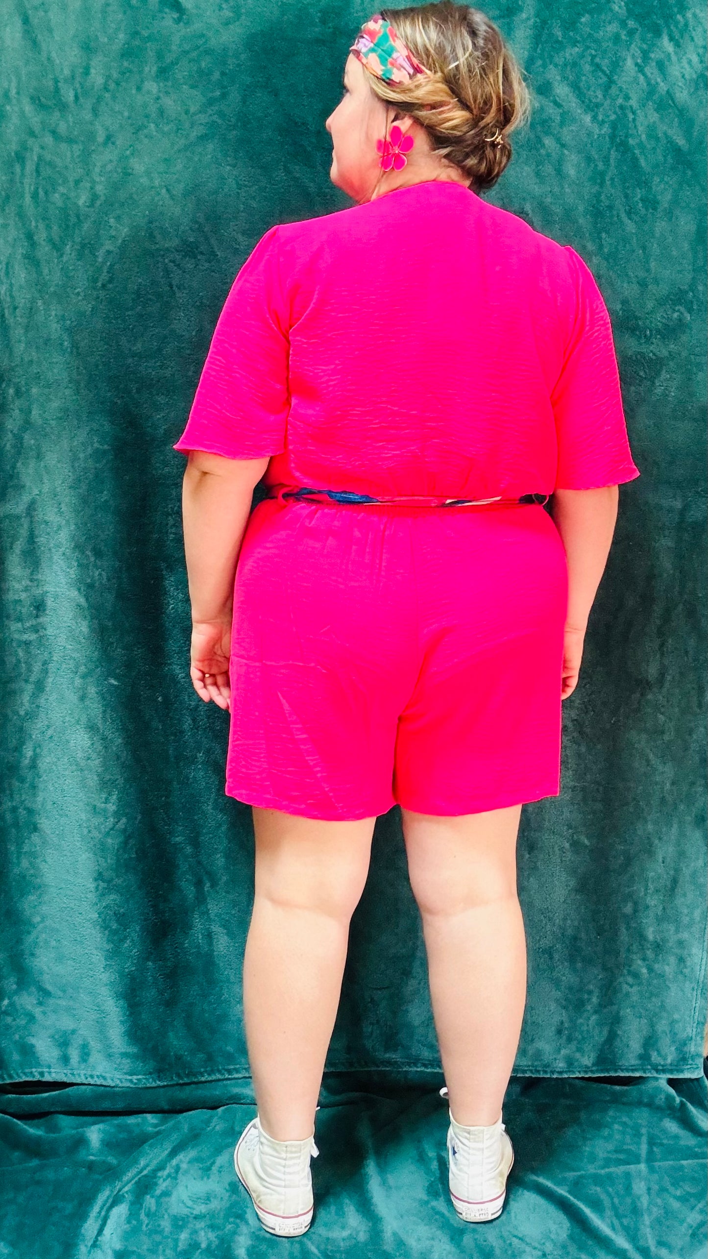 Avec ce combishort grande taille rose fushia fluide et léger, soyez prêt à afficher un style estival et décontracté avec une touche de créativité et d'originalité. Idéal pour celles qui aiment les tenues confortables et dynamiques.