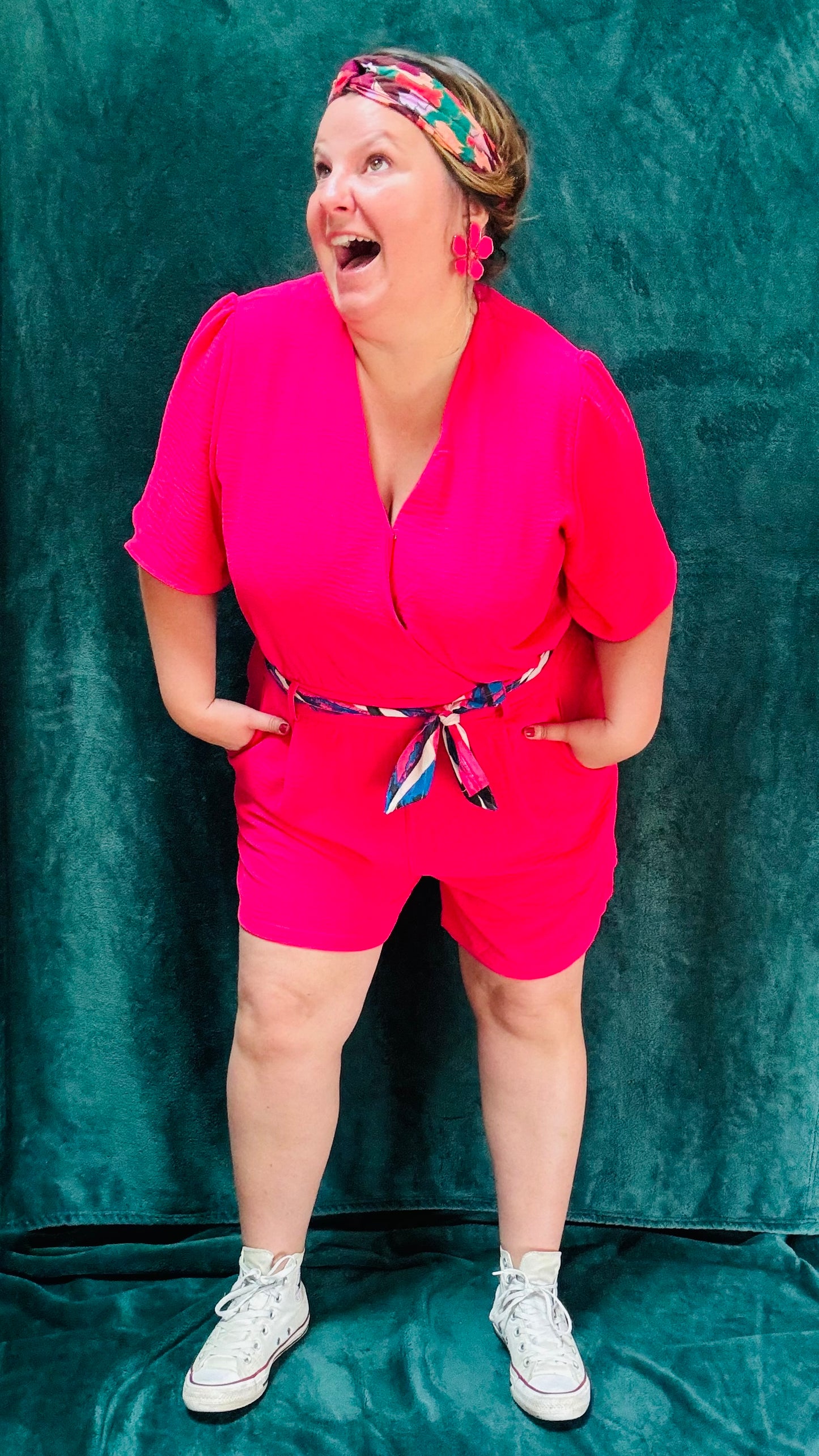 Avec ce combishort grande taille rose fushia fluide et léger, soyez prêt à afficher un style estival et décontracté avec une touche de créativité et d'originalité. Idéal pour celles qui aiment les tenues confortables et dynamiques.