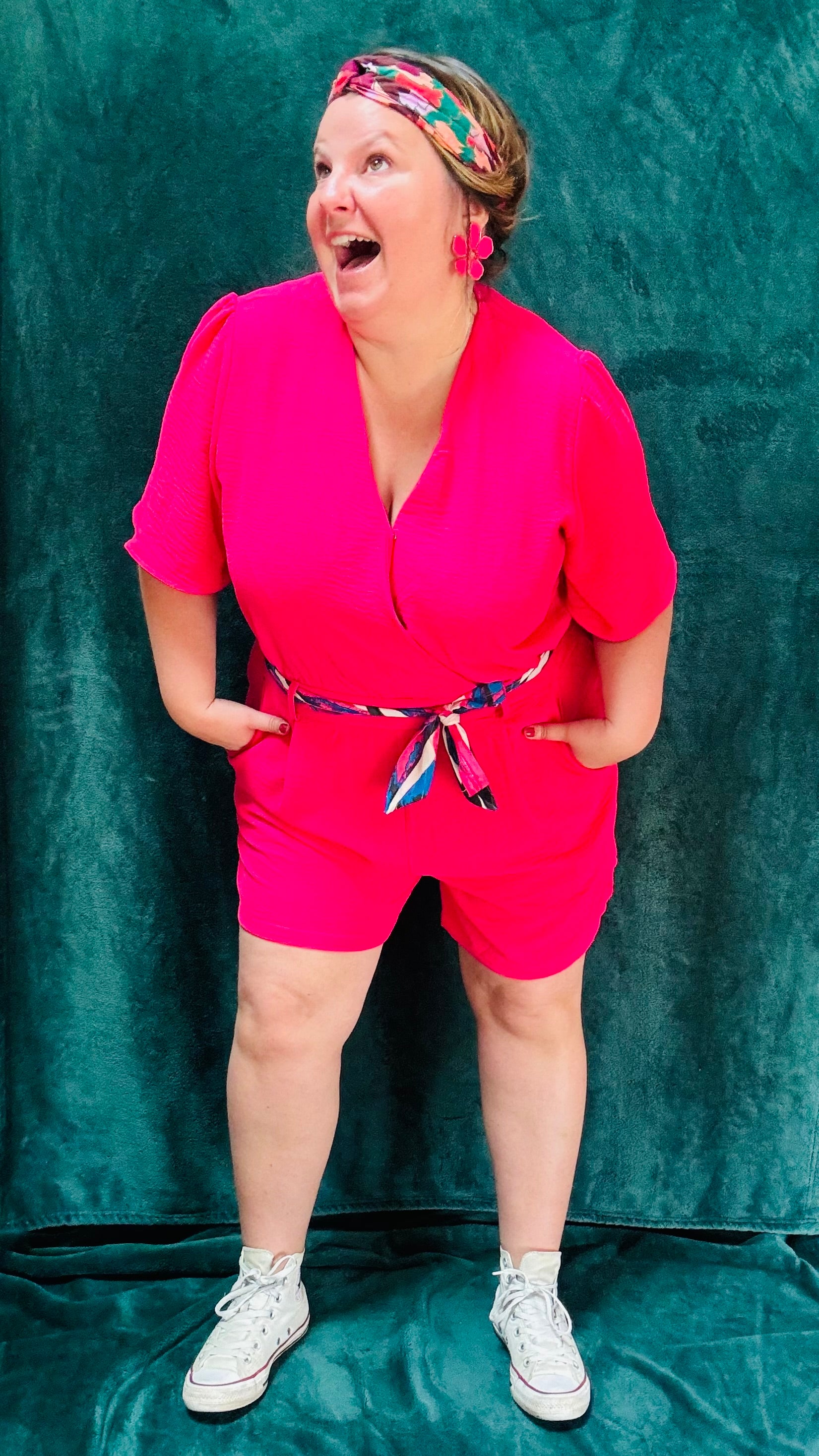 Avec ce combishort grande taille rose fushia fluide et léger, soyez prêt à afficher un style estival et décontracté avec une touche de créativité et d'originalité. Idéal pour celles qui aiment les tenues confortables et dynamiques.